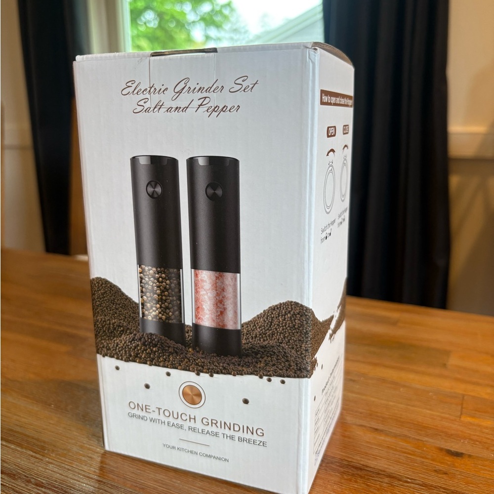 NWT Electric Salt & Pepper Grinder Set – Black